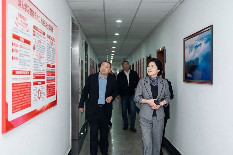 1979569125329862656.jpg 17174323d2zo.jpg